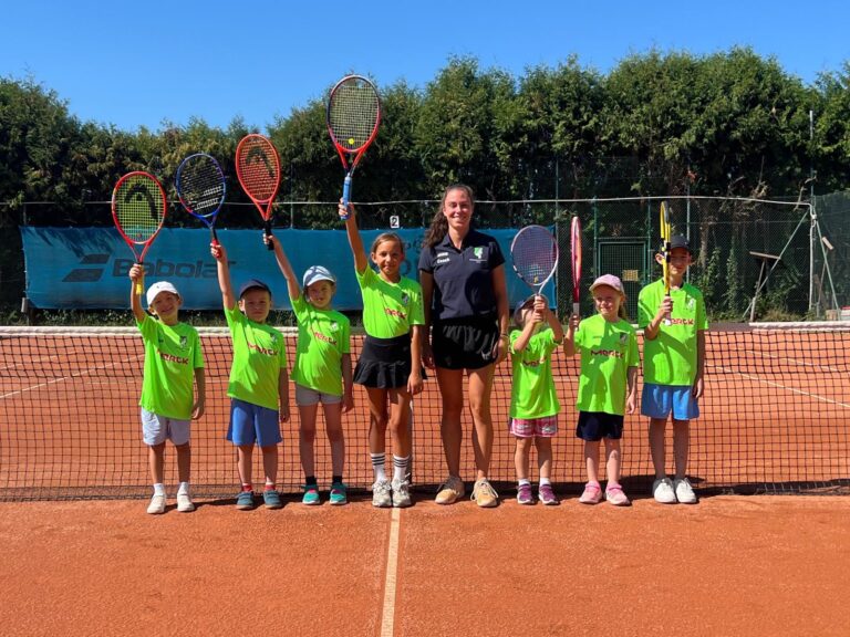 Mehr über den Artikel erfahren Neue Jugendtrikots dank großzügigem Sponsoring von Merck