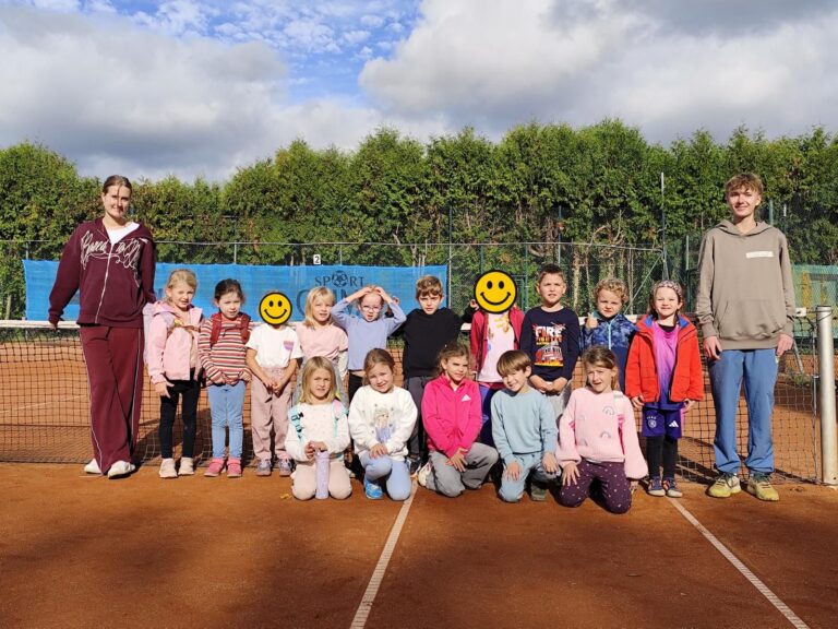 Mehr über den Artikel erfahren Fröhlicher Ausflug auf den Tennisplatz: Der Kindergarten Pirateninsel zu Besuch beim GSV